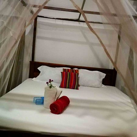 Canoe Beach Resort Тангале Екстериор снимка