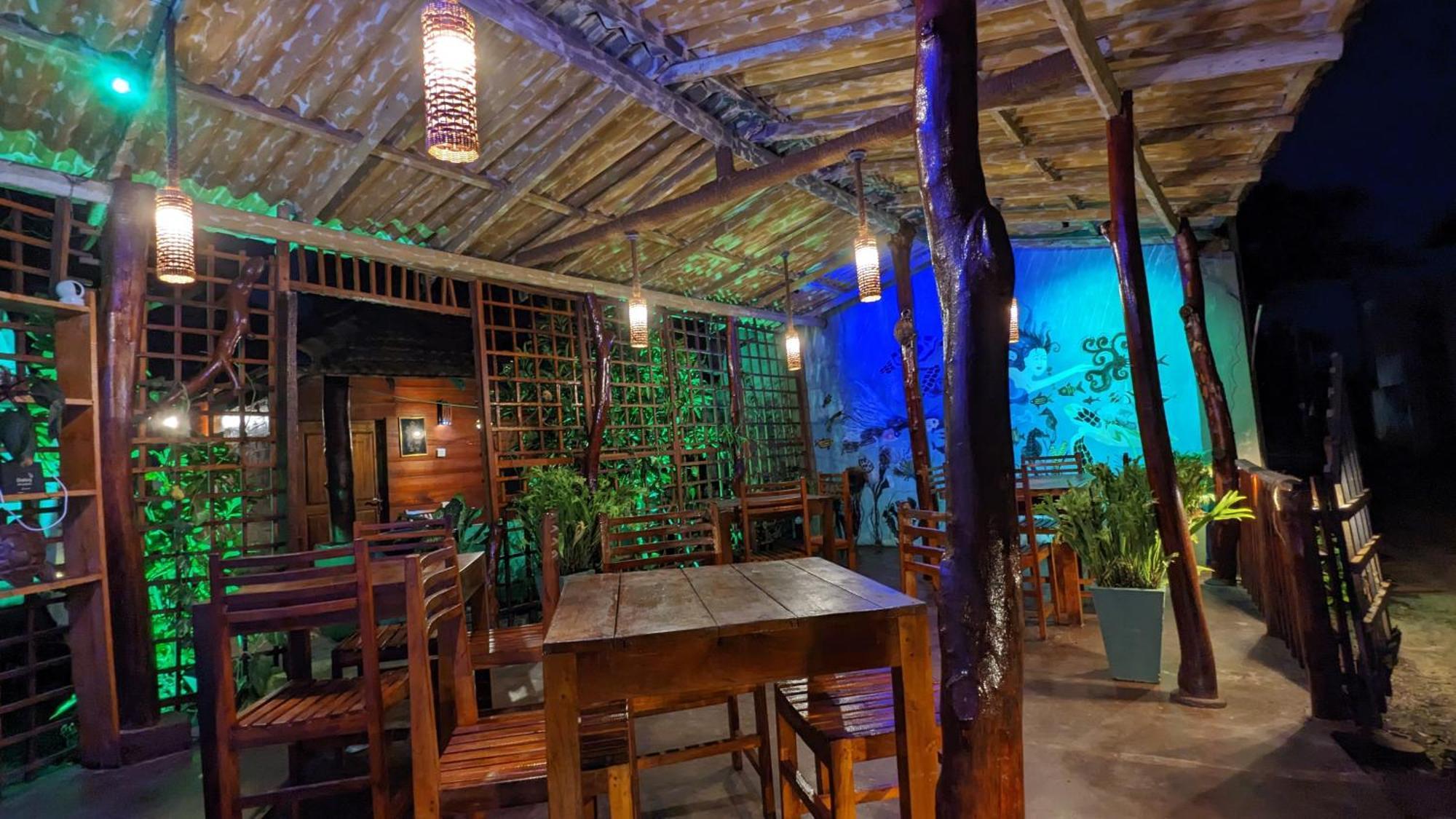 Canoe Beach Resort Тангале Екстериор снимка