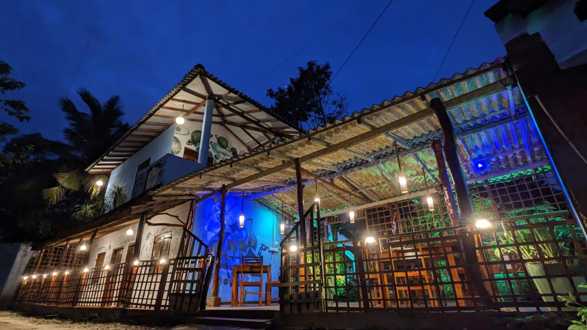 Canoe Beach Resort Тангале Екстериор снимка