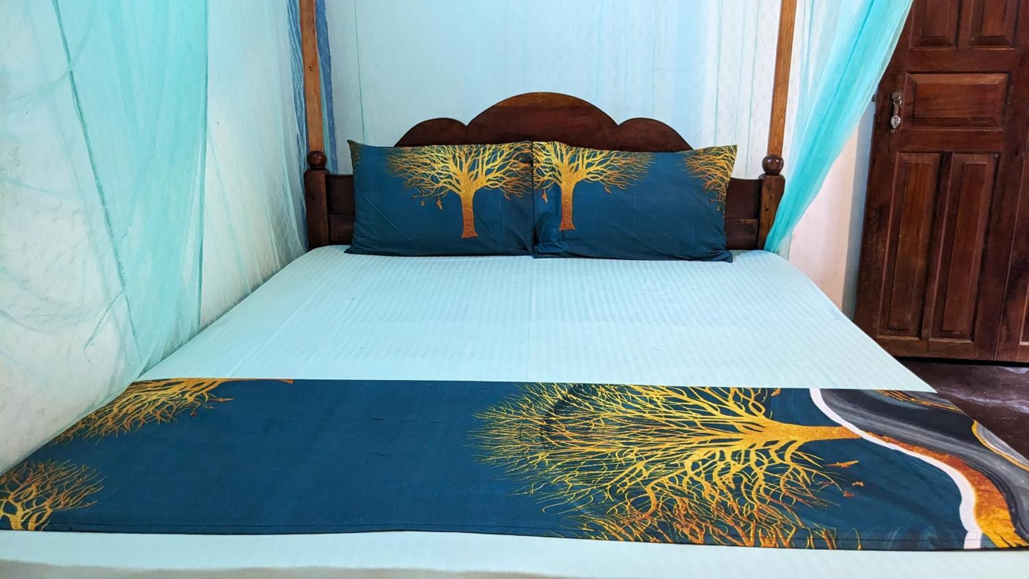 Canoe Beach Resort Тангале Екстериор снимка