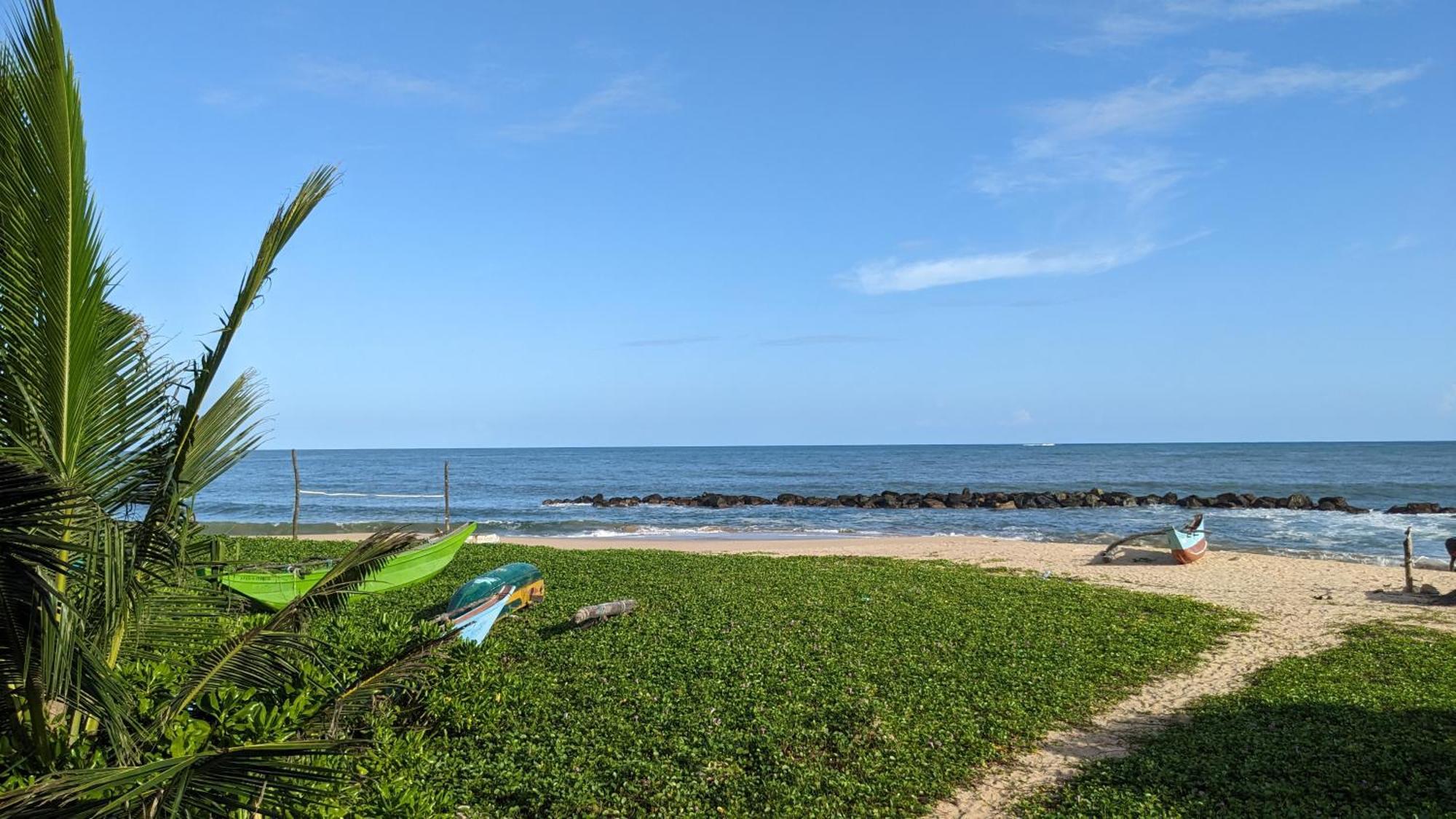 Canoe Beach Resort Тангале Екстериор снимка