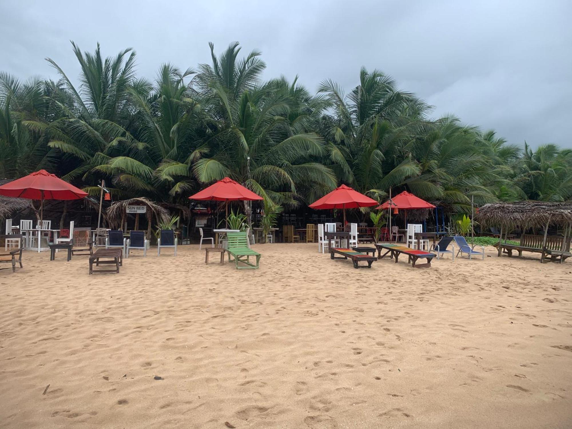 Canoe Beach Resort Тангале Екстериор снимка