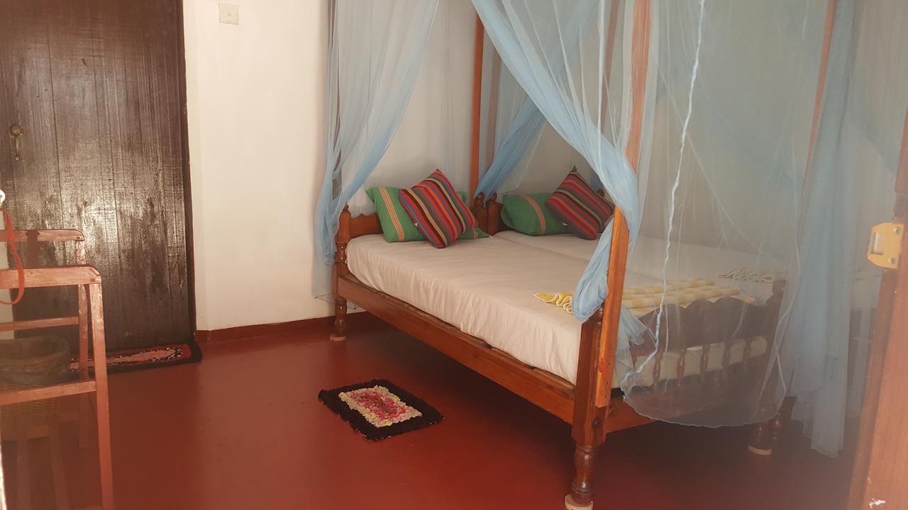 Canoe Beach Resort Тангале Екстериор снимка