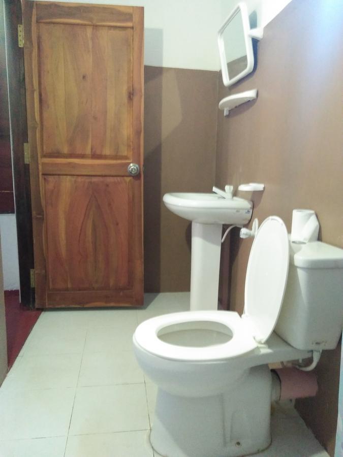 Canoe Beach Resort Тангале Екстериор снимка