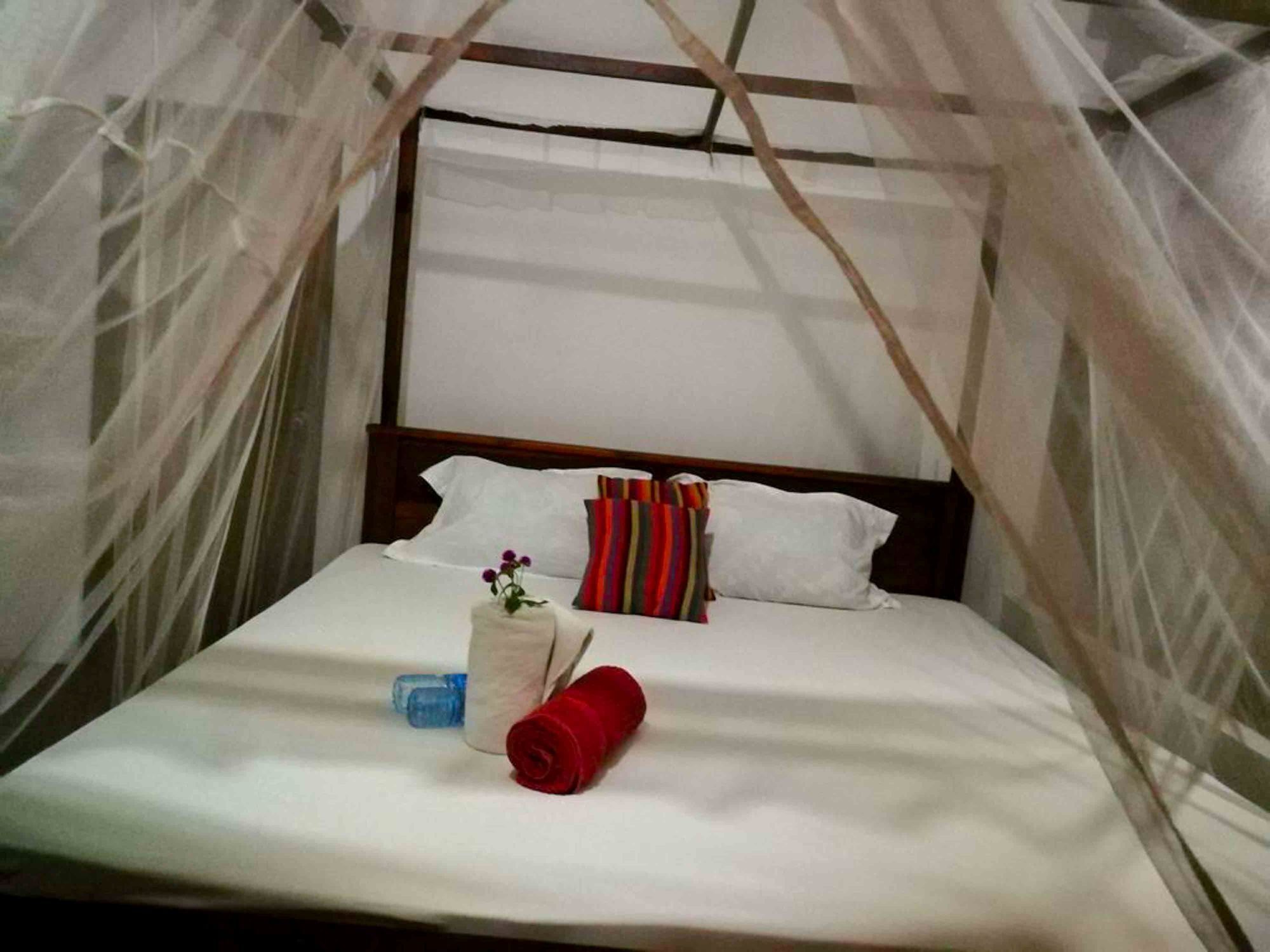 Canoe Beach Resort Тангале Екстериор снимка